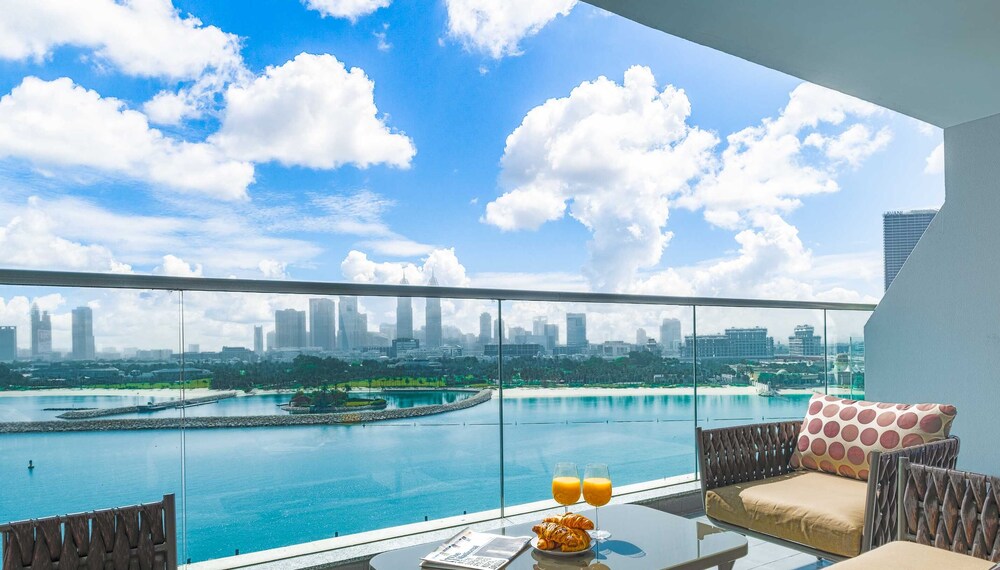 Azure Residence by LUX Holiday Home