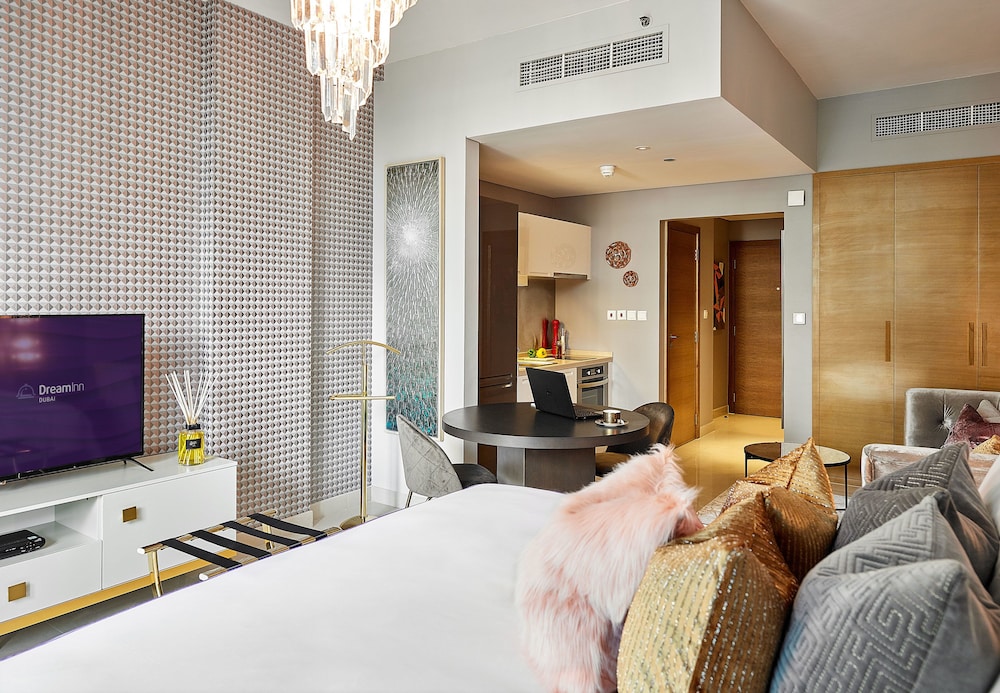 Claren Towers by Dream Inn Dubai