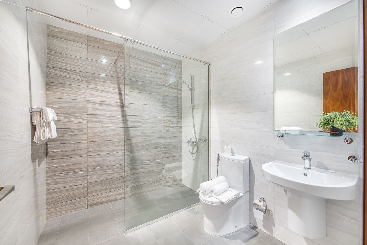 Luxe Apartments near Dubai Mall, Burj Khalifa - Pool, Gym, & Parking by Sojo Stay