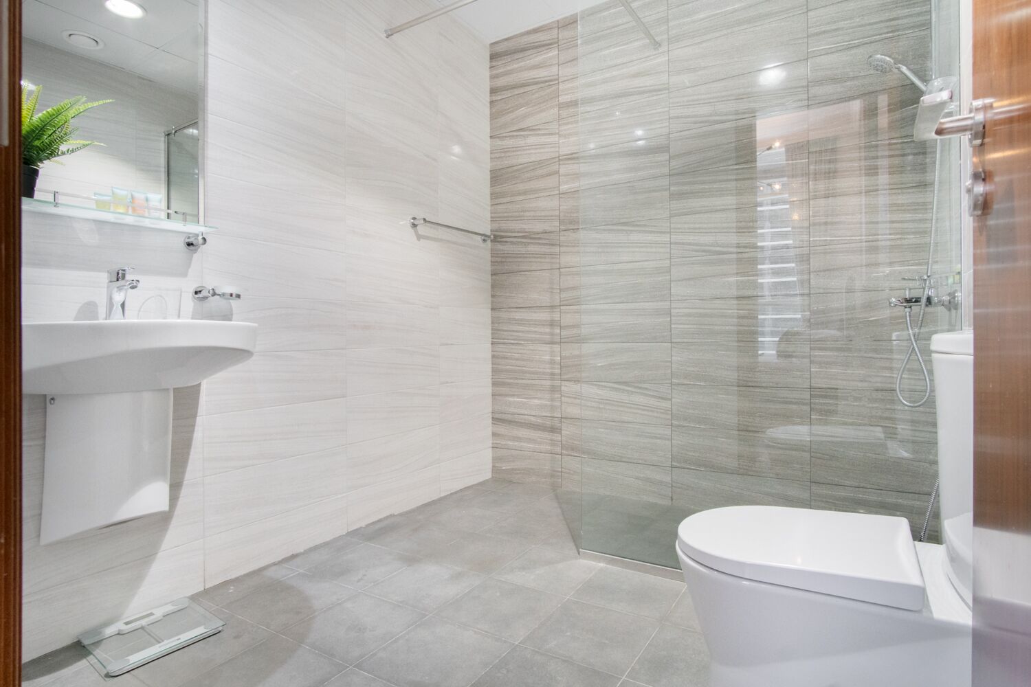 Luxe Apartments near Dubai Mall, Burj Khalifa - Pool, Gym, & Parking by Sojo Stay