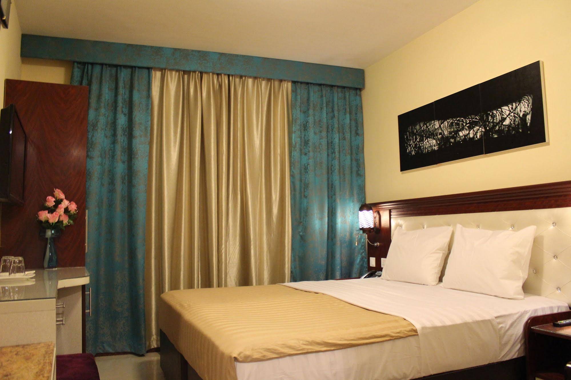 Mariana Hotel