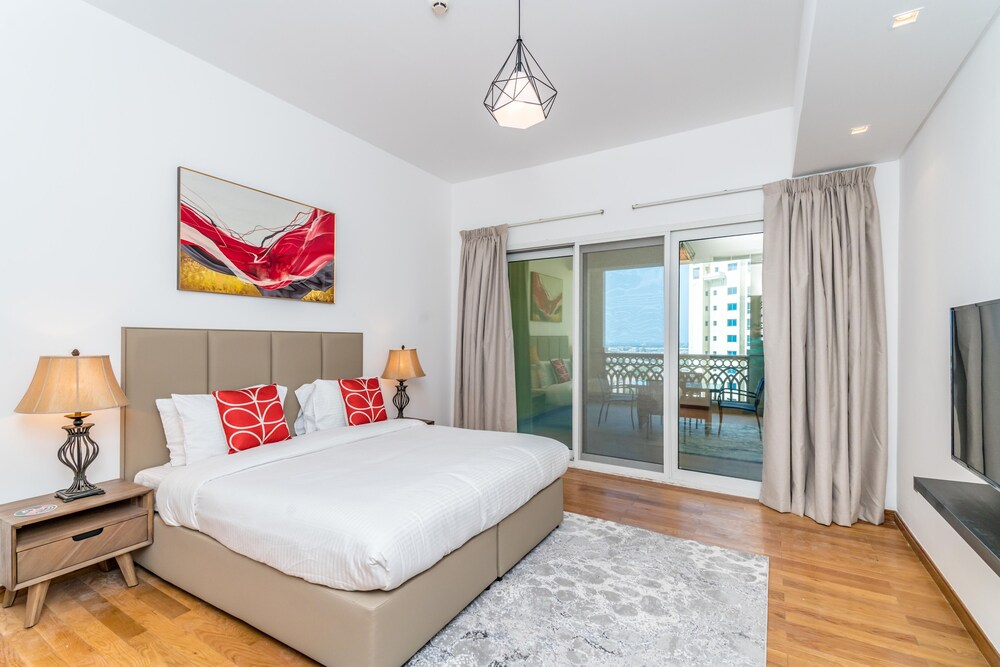 Marina Residences Palm Jumeirah by Lux BnB