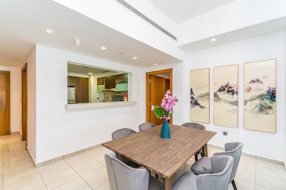 Marina Residences Palm Jumeirah by Lux BnB