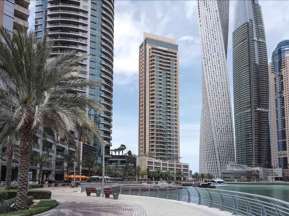 Marina Tower by Frank Porter
