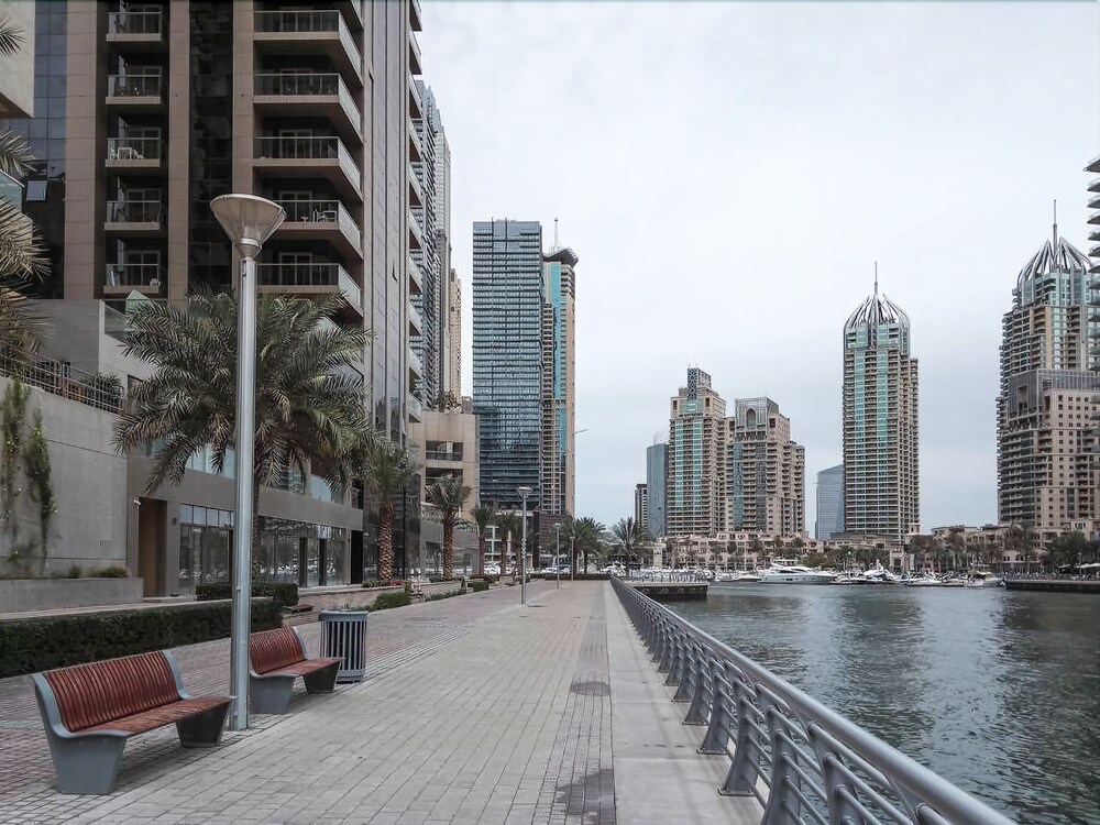 Marina Tower by Frank Porter