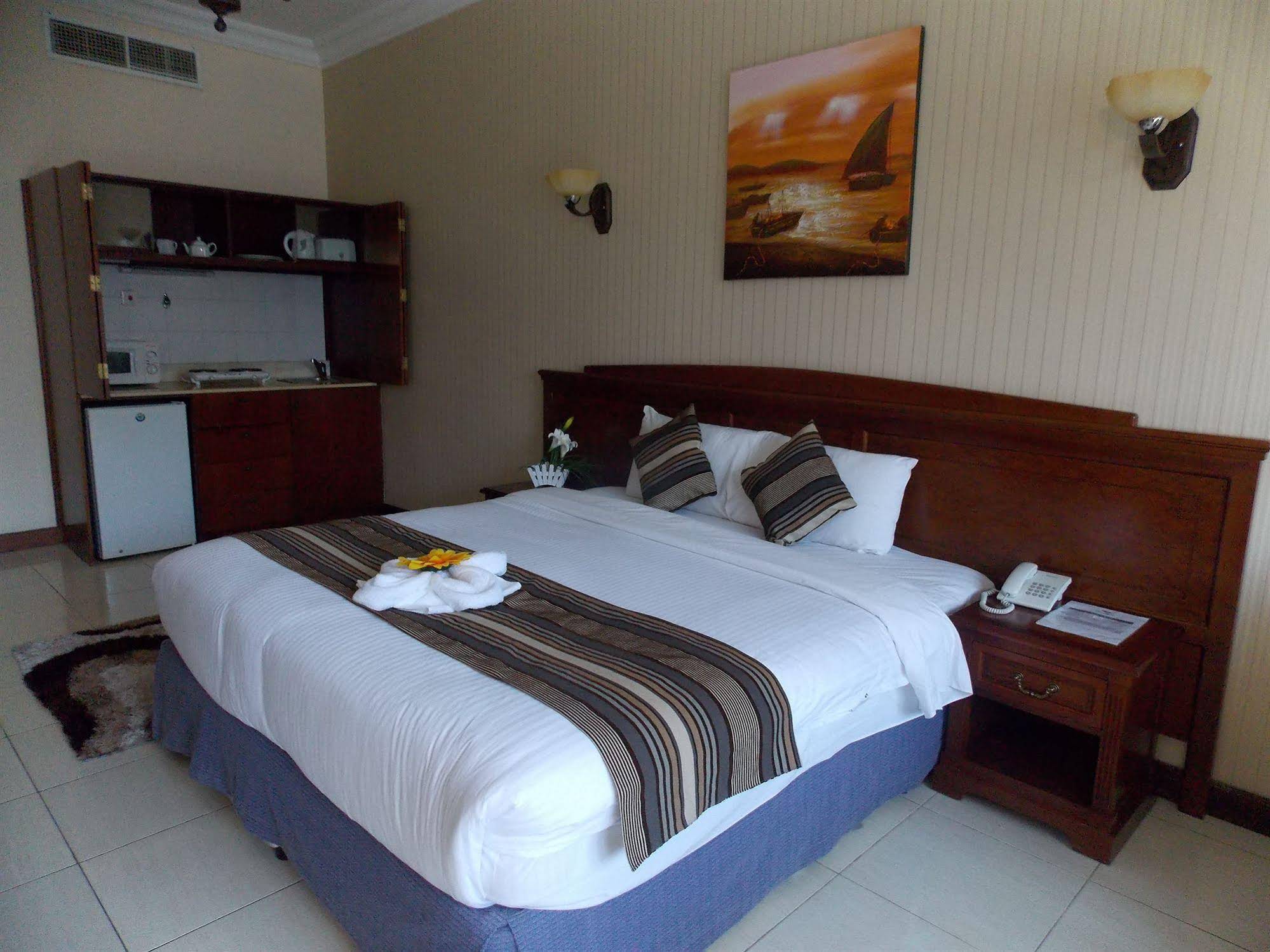 Capital O 167 Moon Valley Hotel Apartment