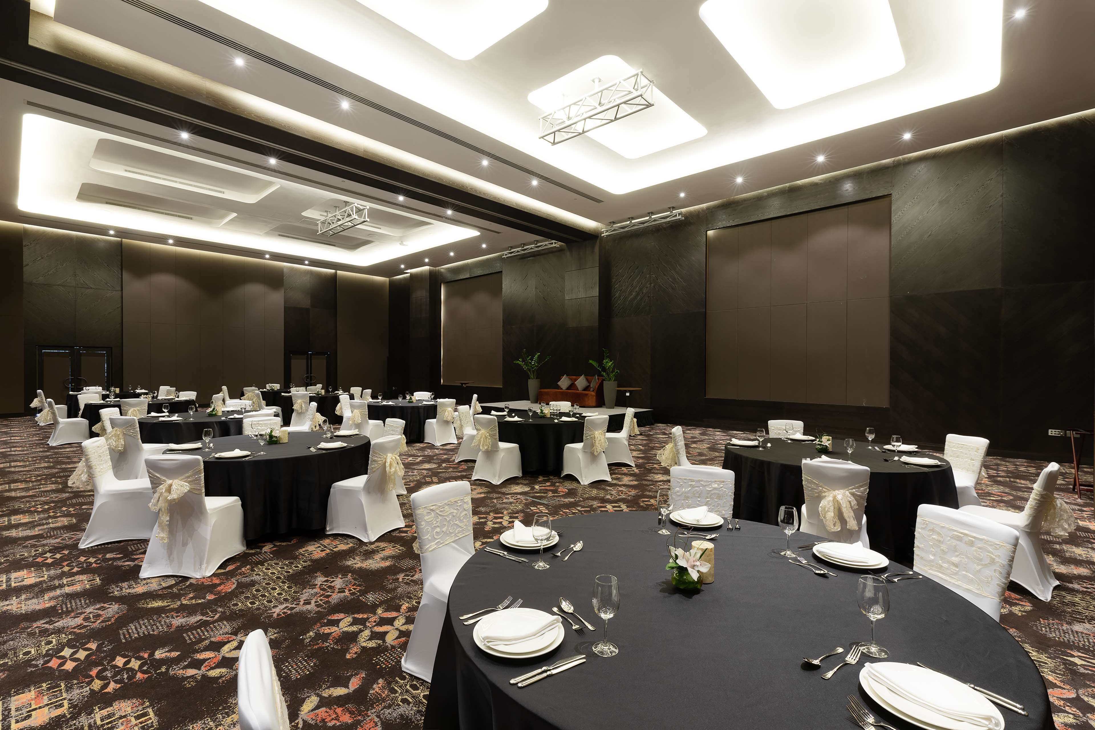 Radisson Blu Hotel, Dubai Canal View