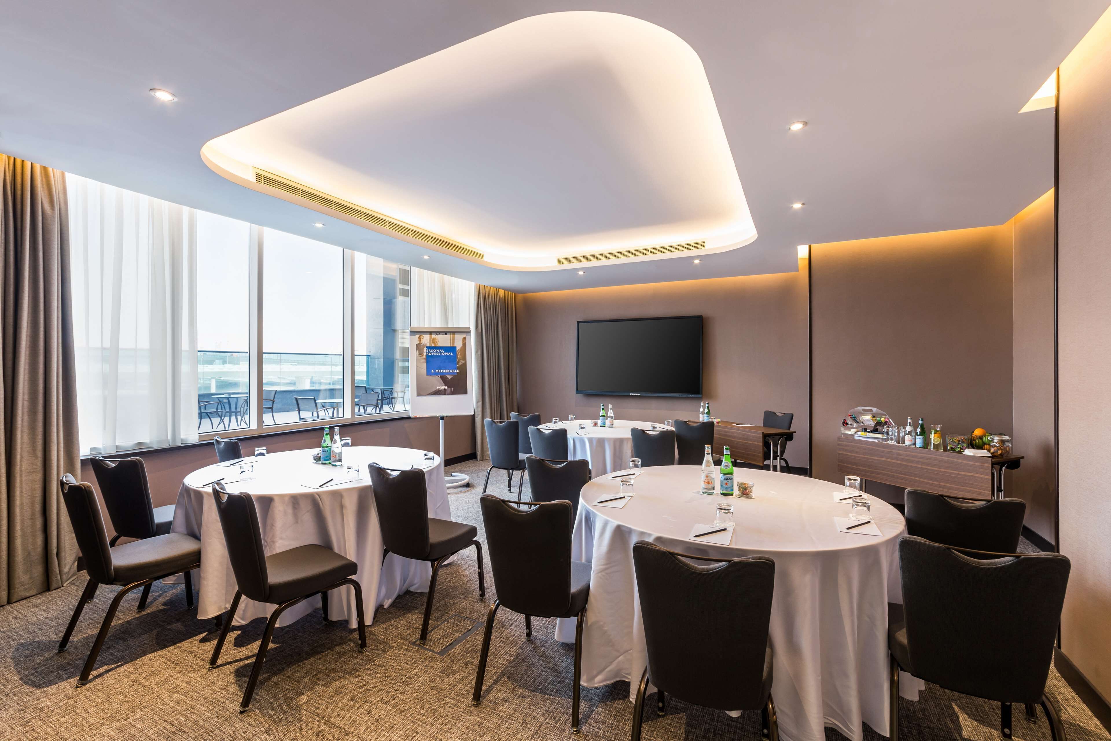 Radisson Blu Hotel, Dubai Canal View