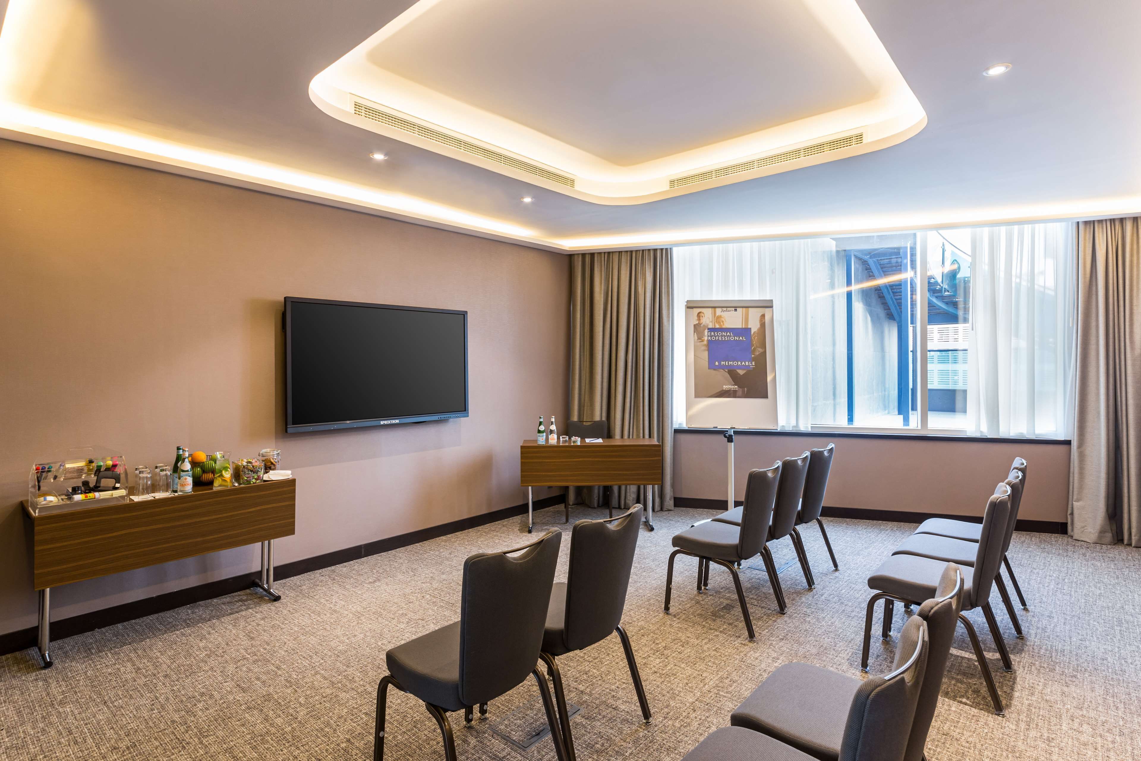 Radisson Blu Hotel, Dubai Canal View