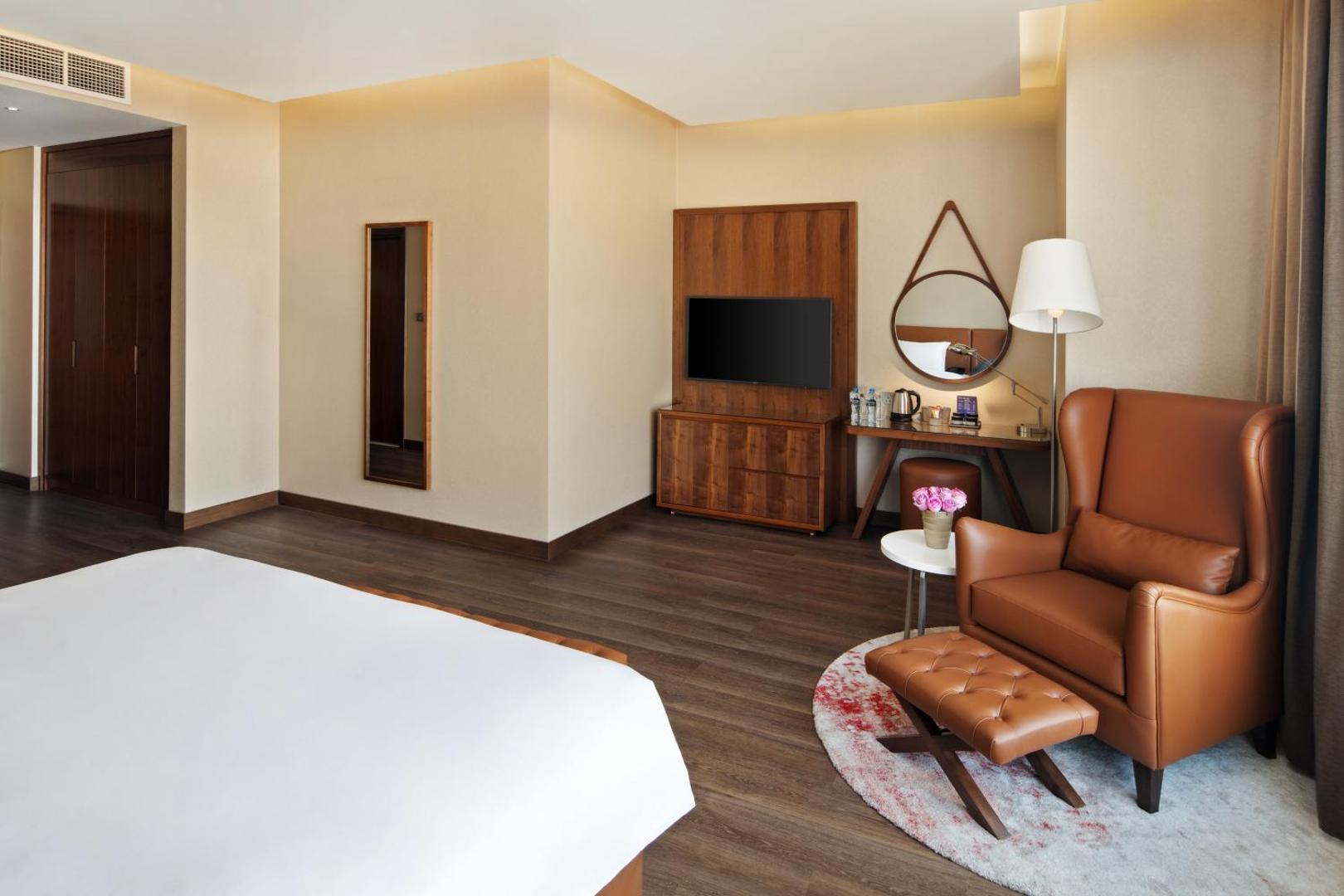 Radisson Blu Hotel, Dubai Canal View