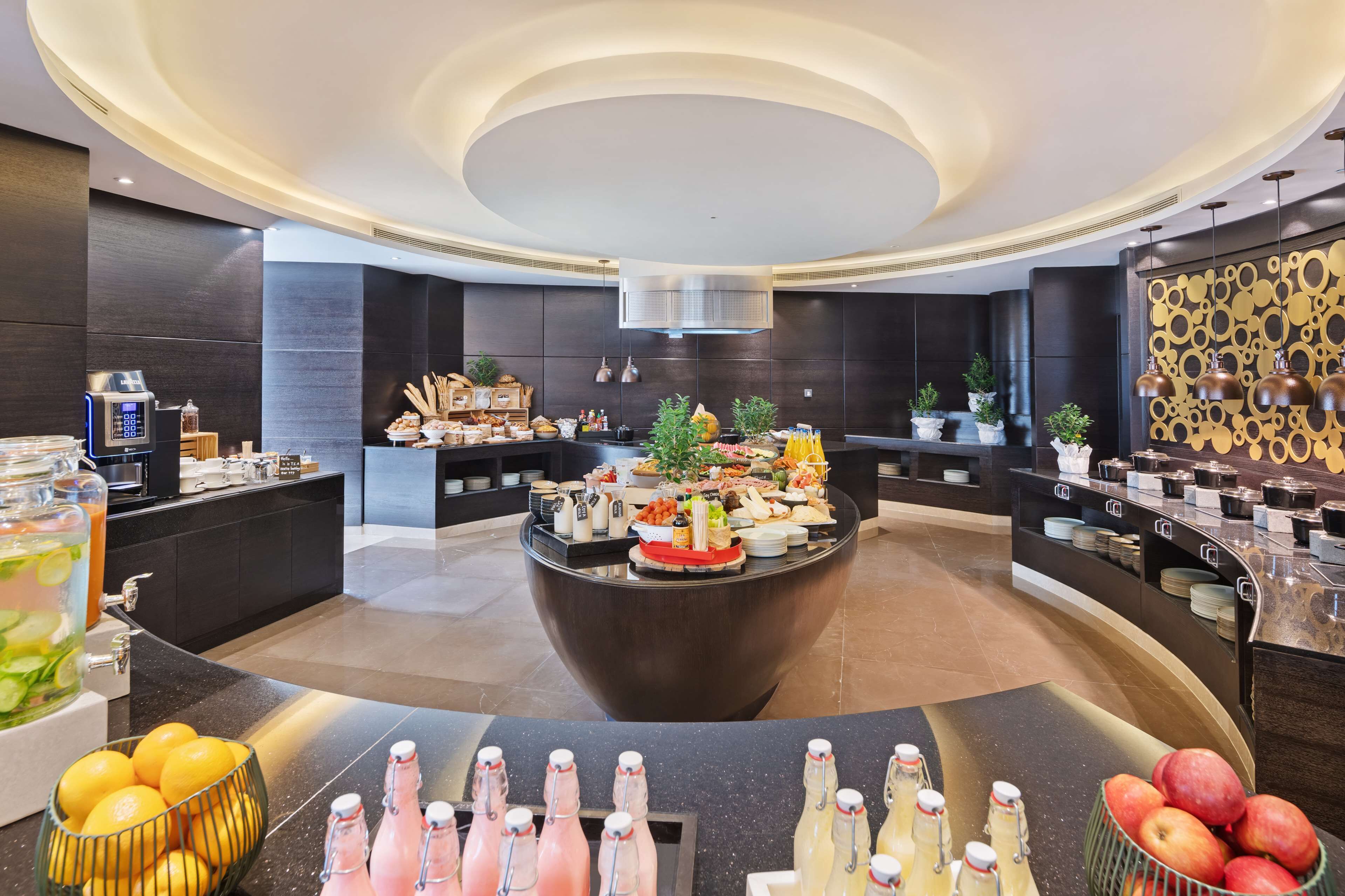 Radisson Blu Hotel, Dubai Canal View