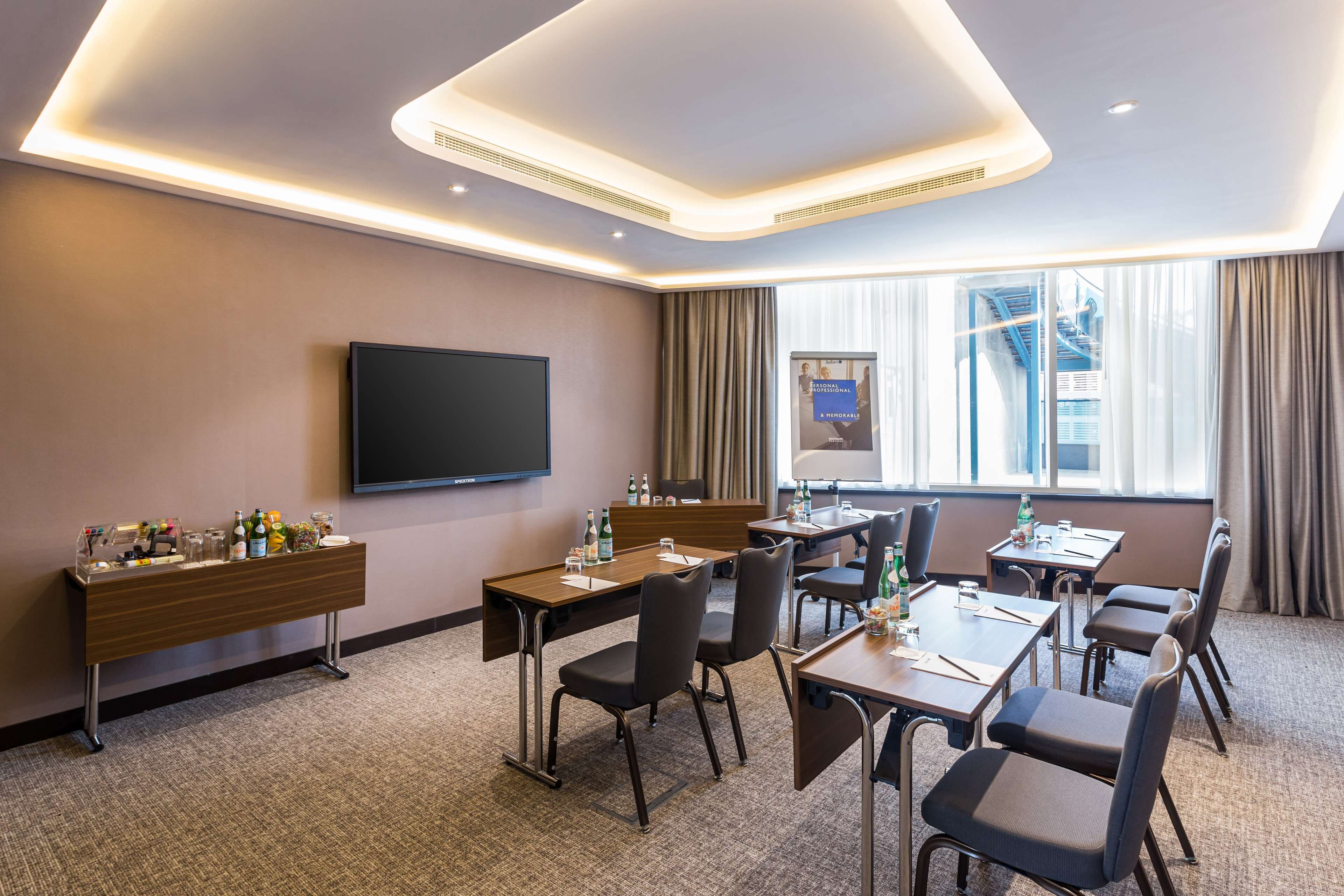 Radisson Blu Hotel, Dubai Canal View