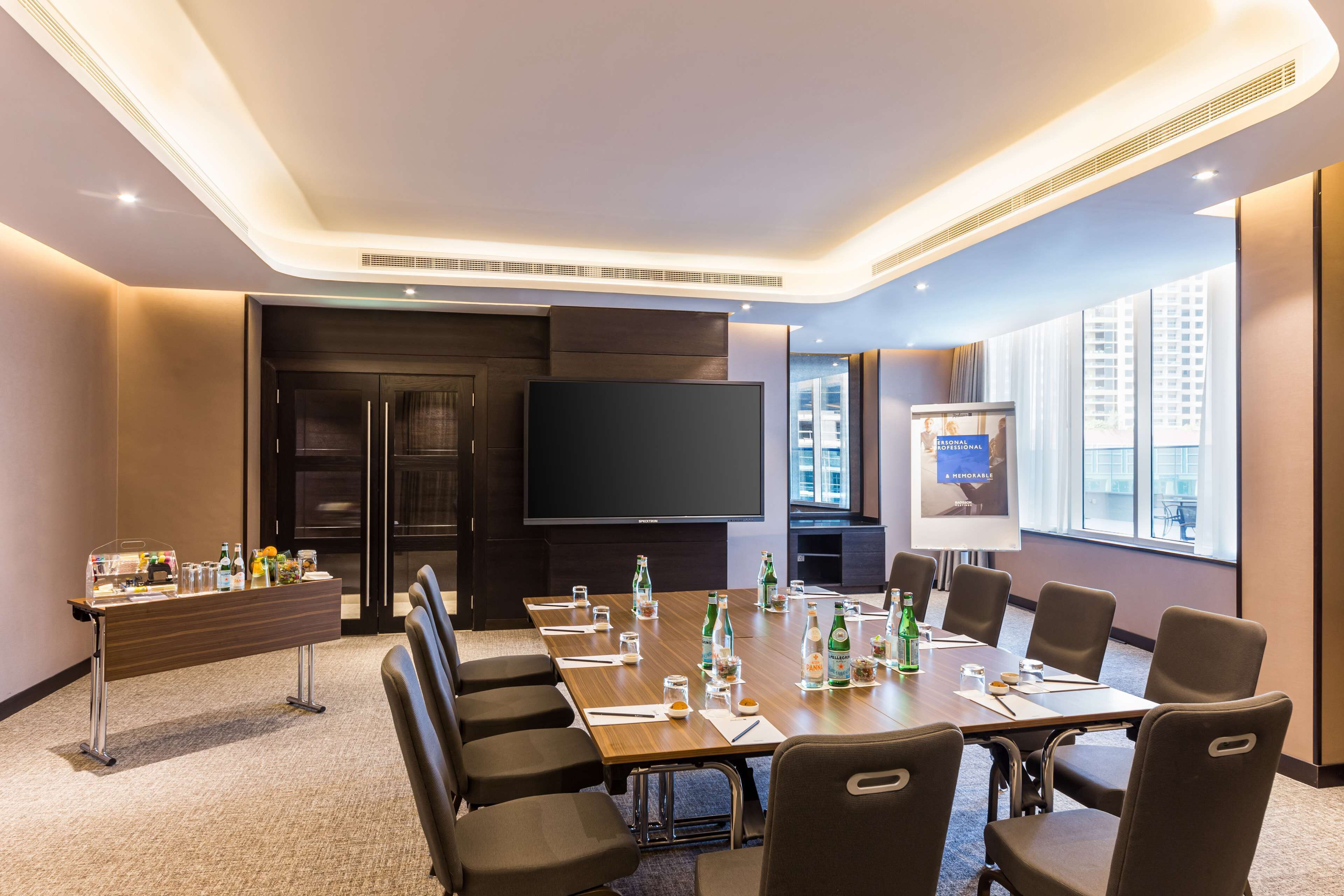 Radisson Blu Hotel, Dubai Canal View