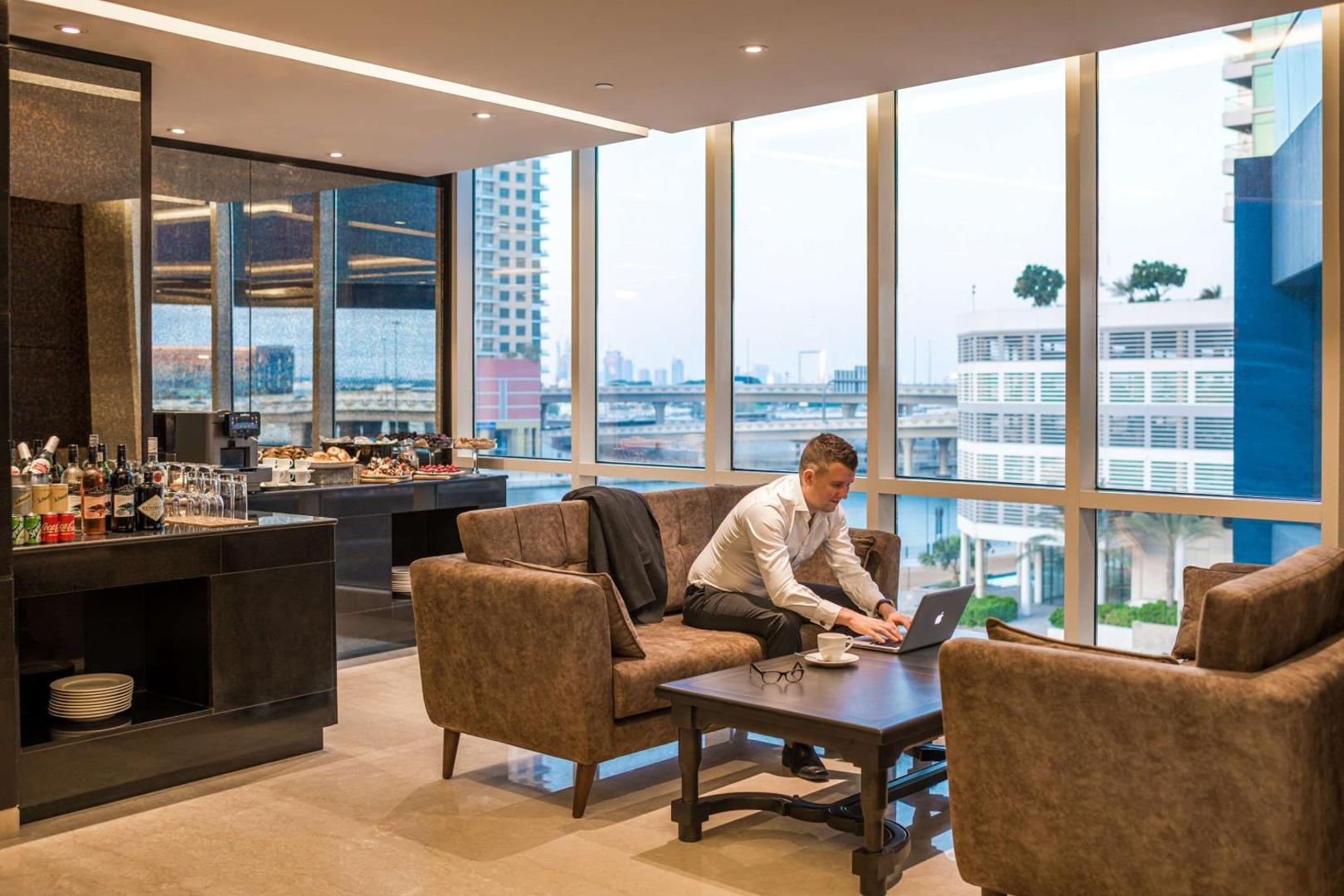 Radisson Blu Hotel, Dubai Canal View