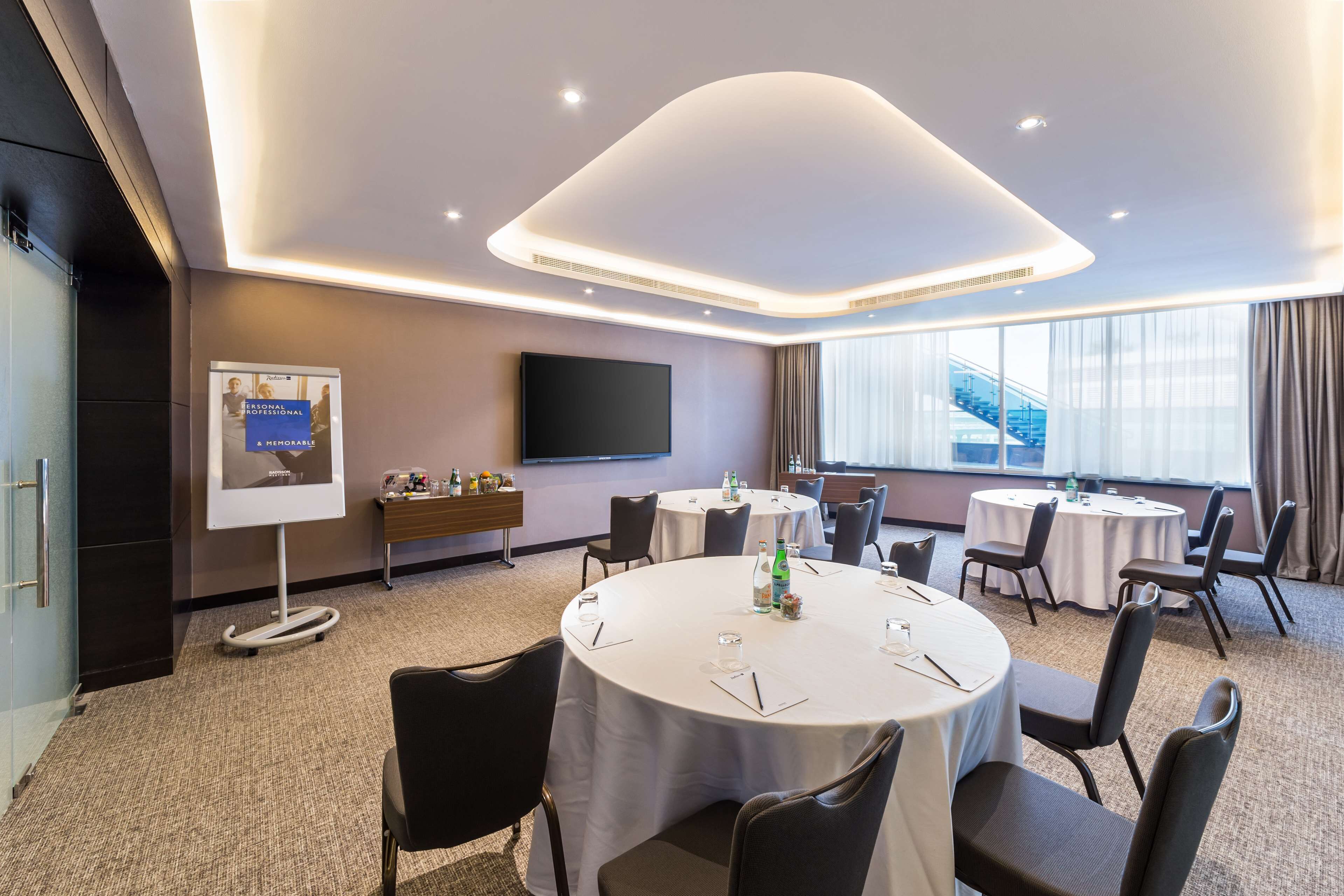 Radisson Blu Hotel, Dubai Canal View