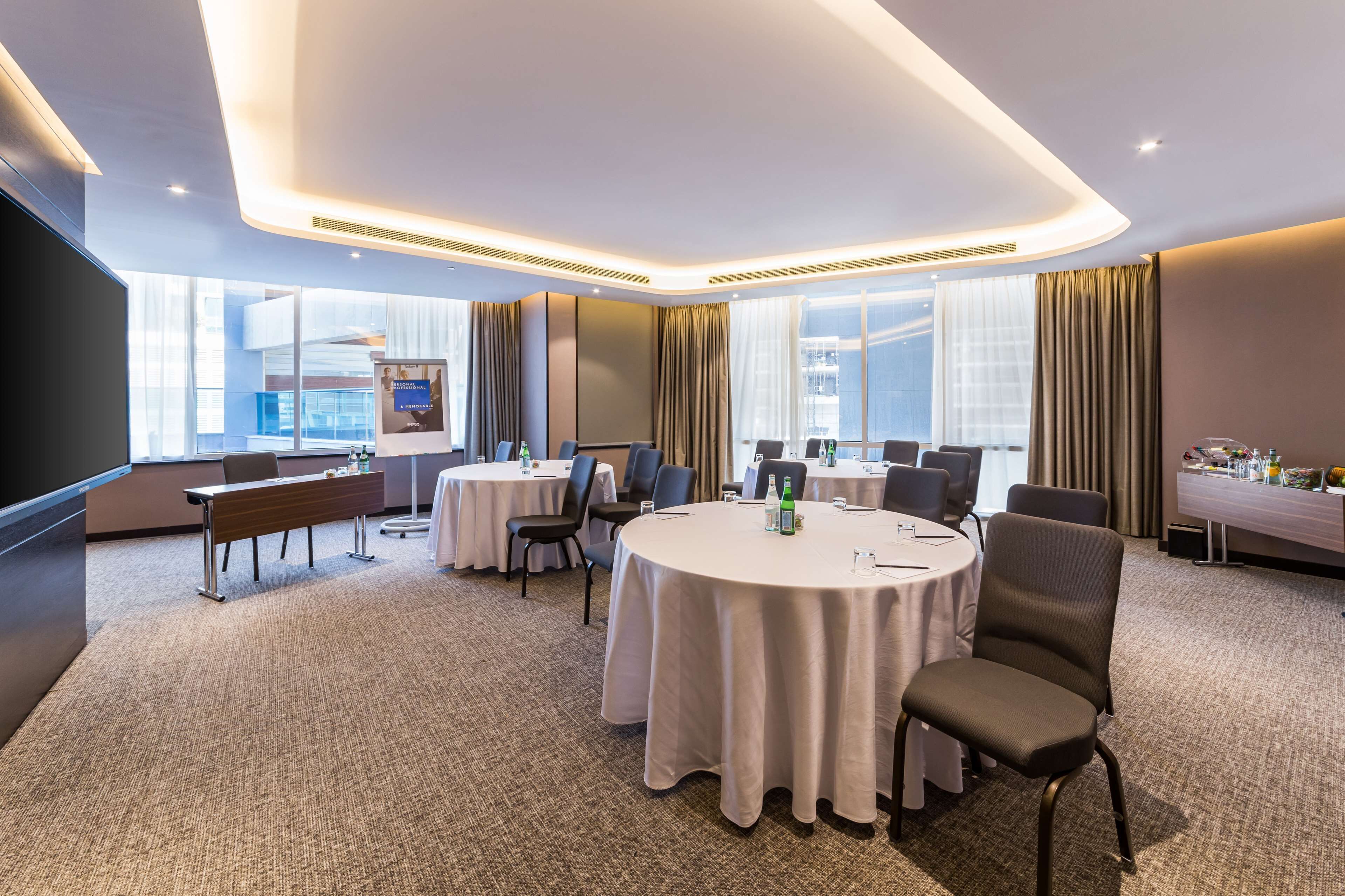 Radisson Blu Hotel, Dubai Canal View