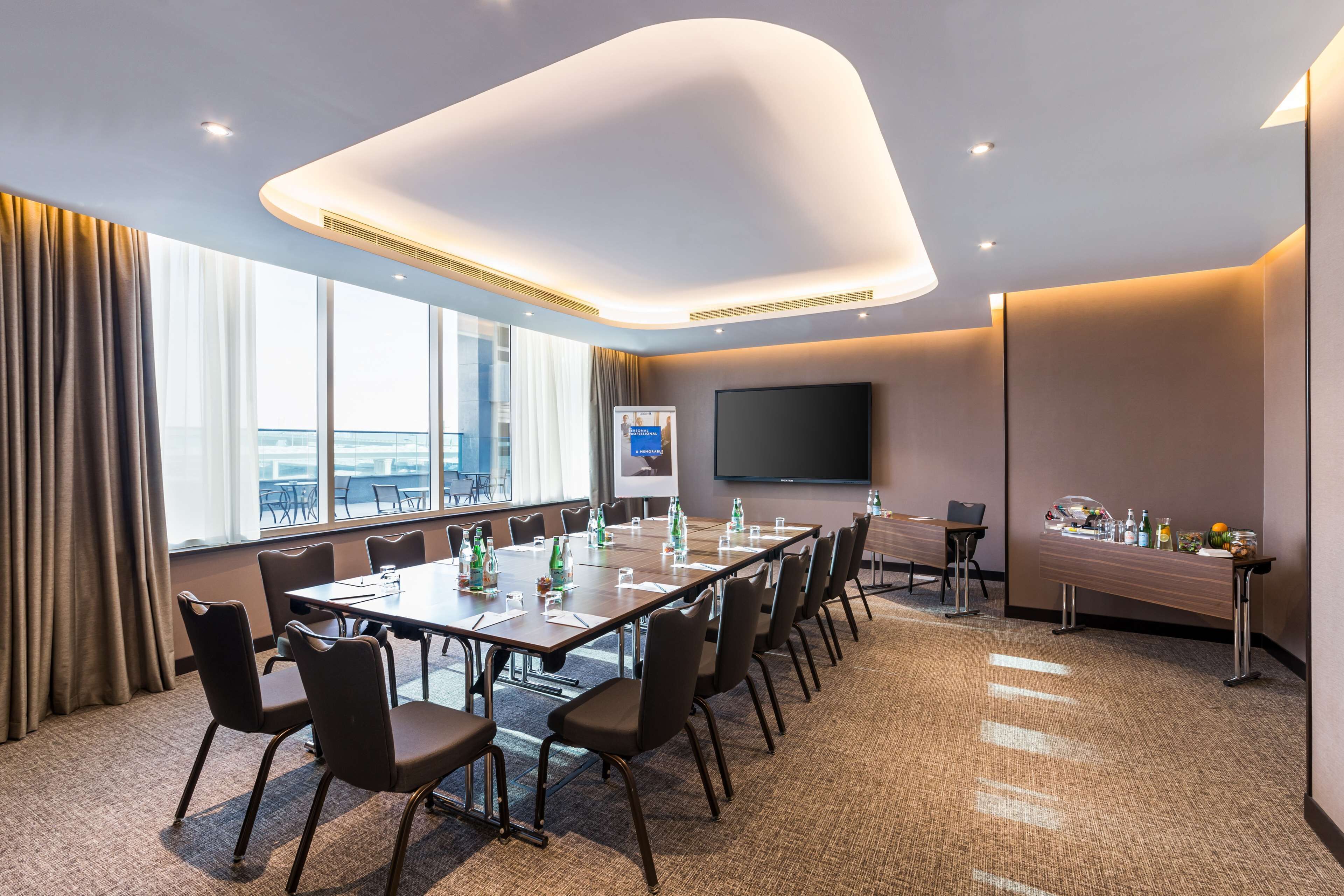 Radisson Blu Hotel, Dubai Canal View