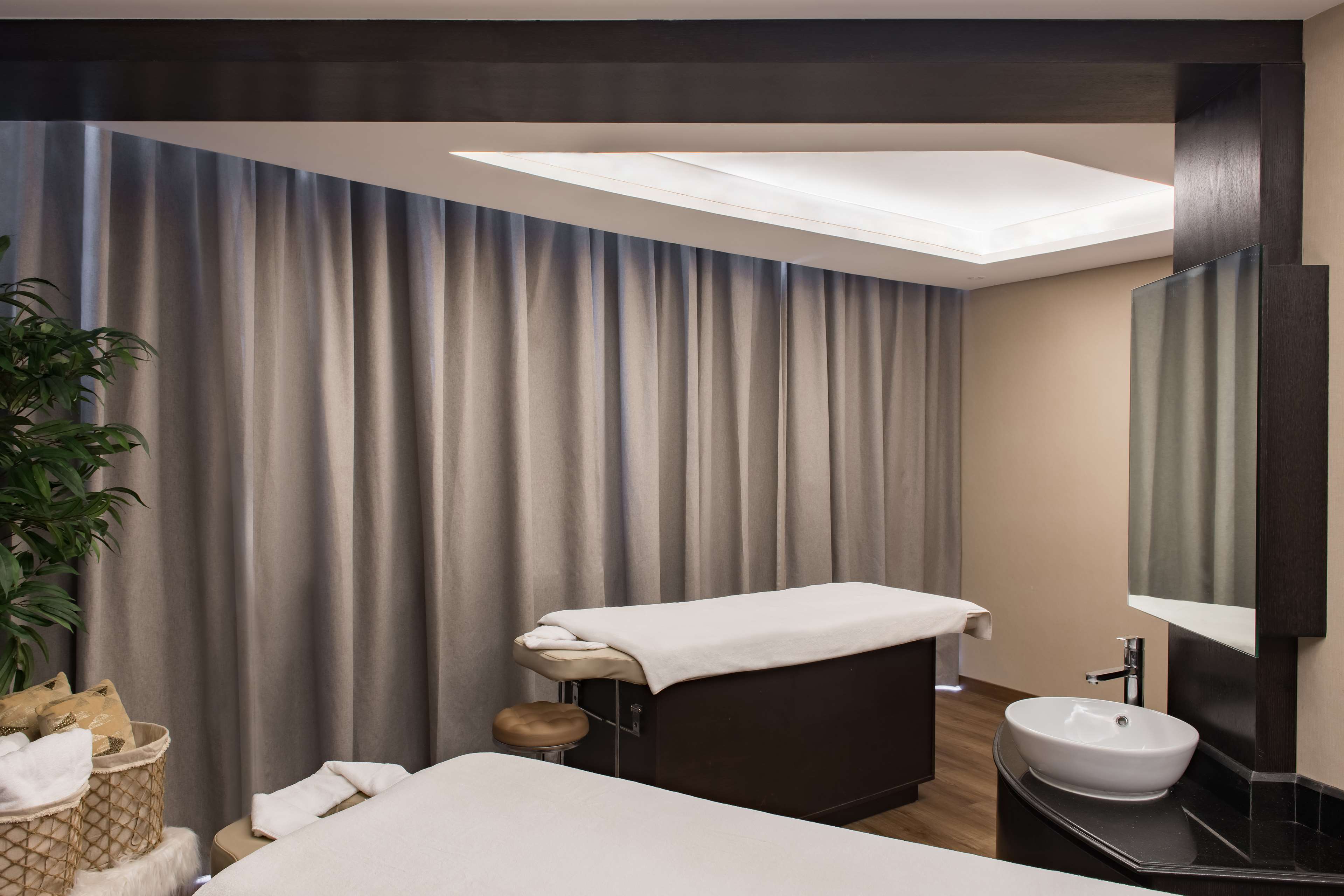 Radisson Blu Hotel, Dubai Canal View
