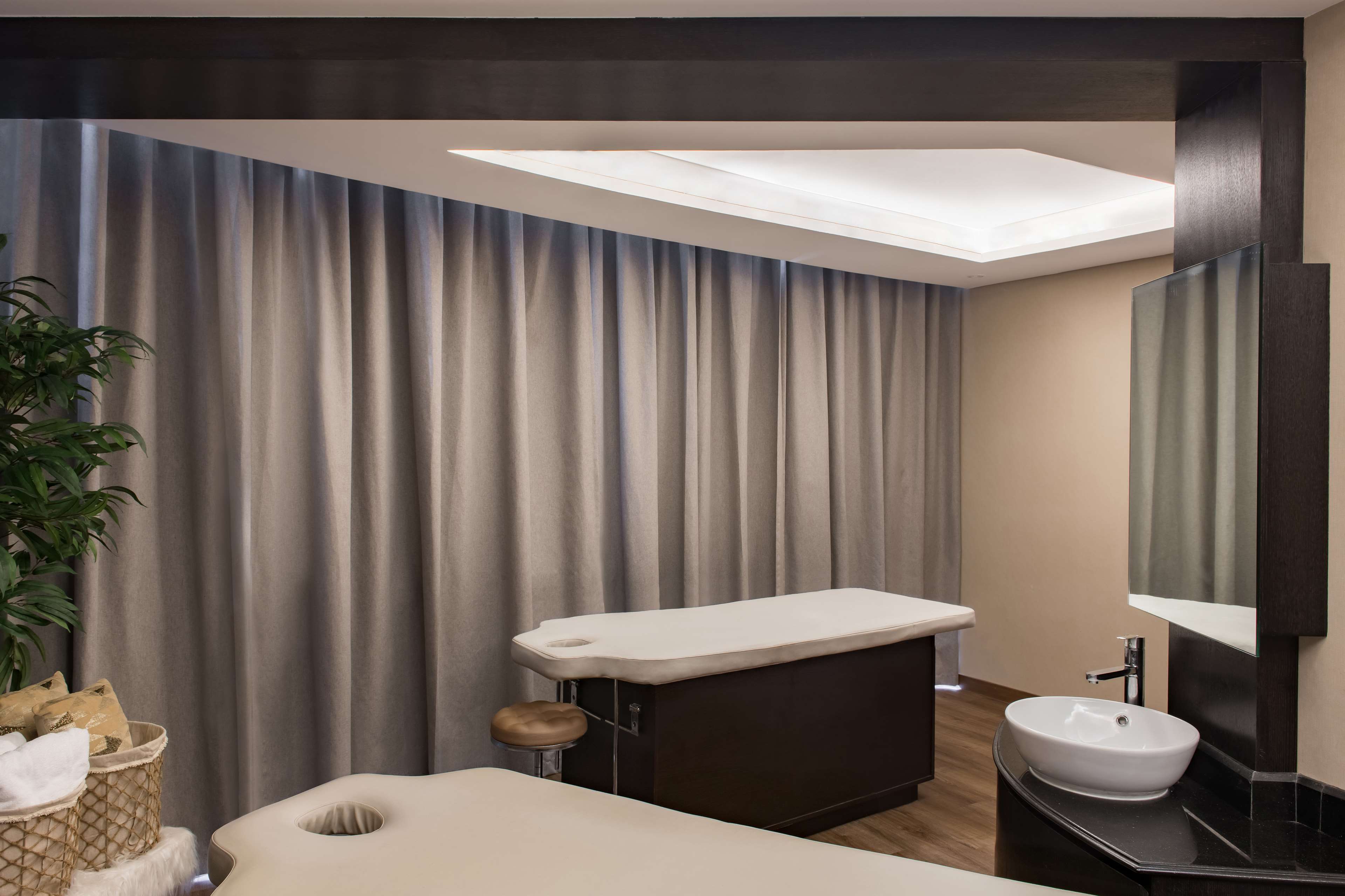 Radisson Blu Hotel, Dubai Canal View