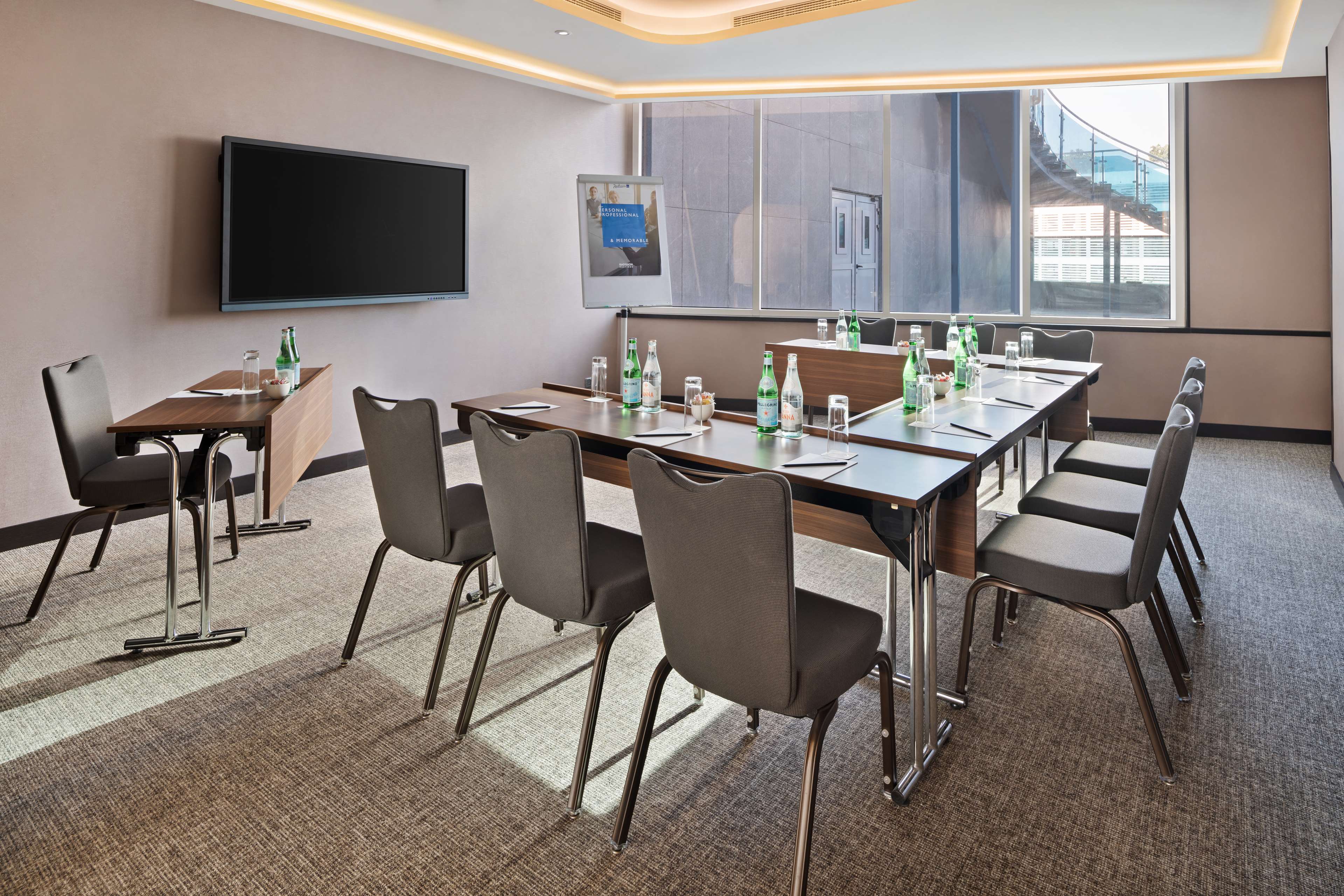 Radisson Blu Hotel, Dubai Canal View
