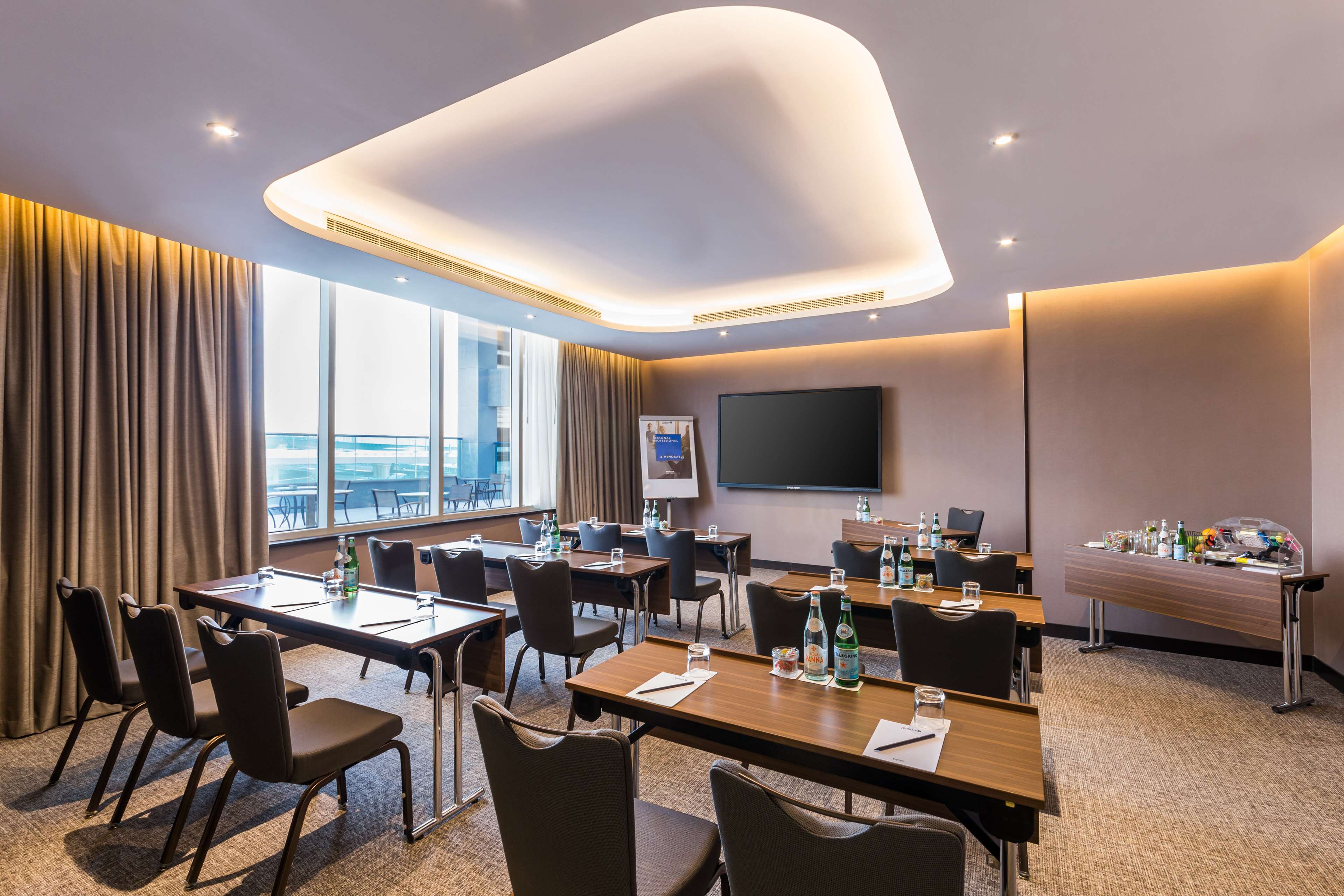 Radisson Blu Hotel, Dubai Canal View