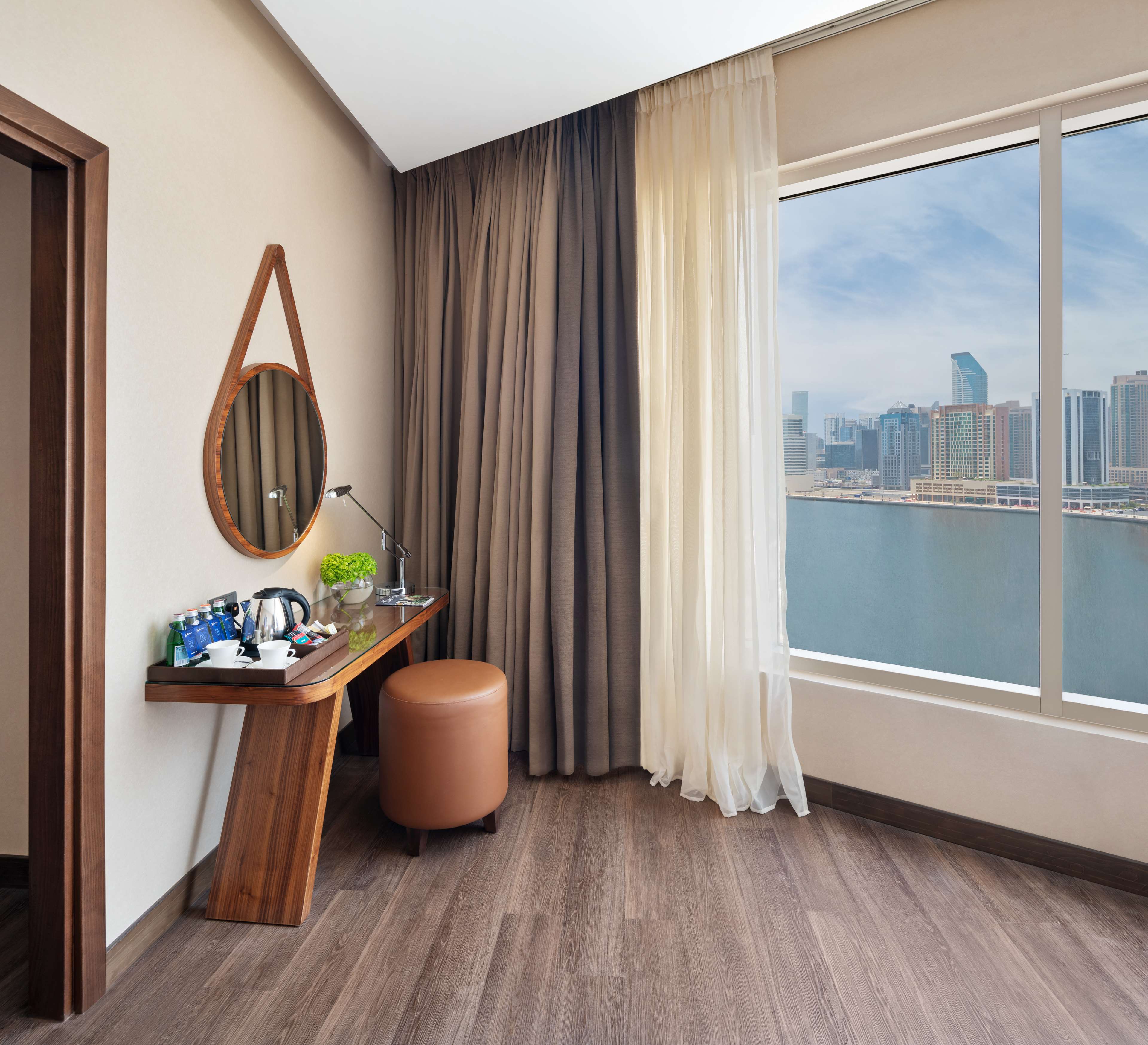 Radisson Blu Hotel, Dubai Canal View