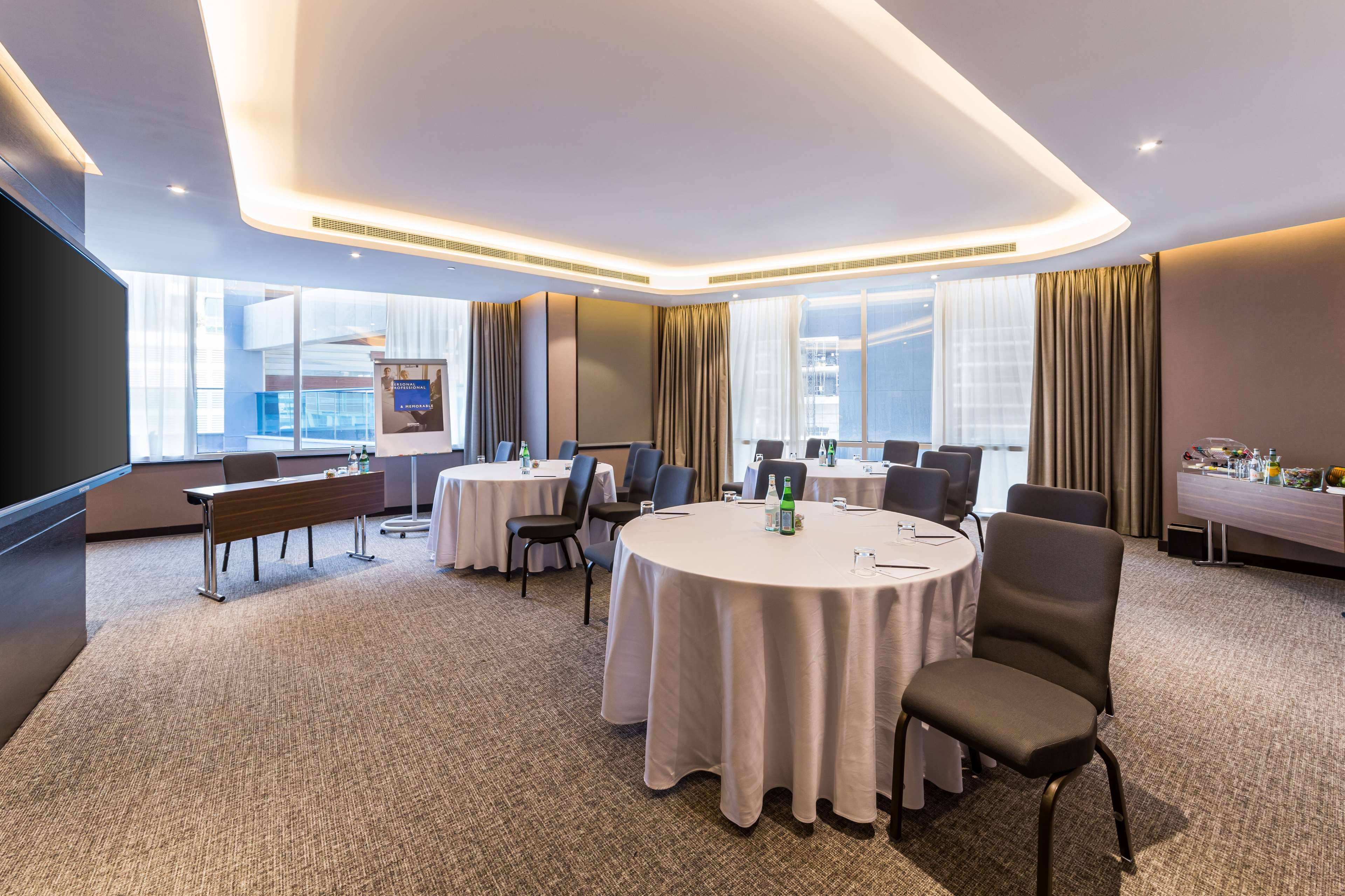 Radisson Blu Hotel, Dubai Canal View