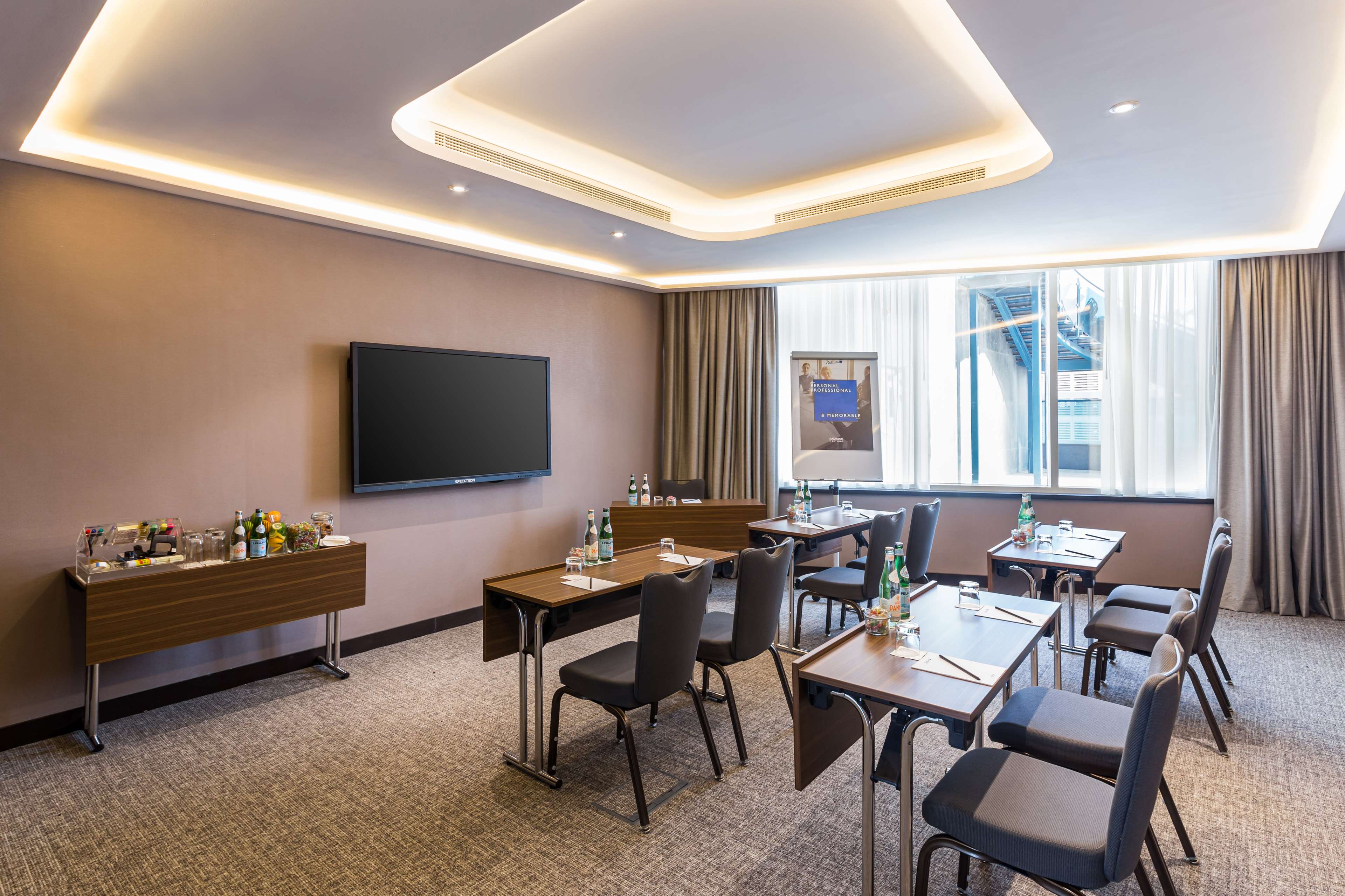 Radisson Blu Hotel, Dubai Canal View