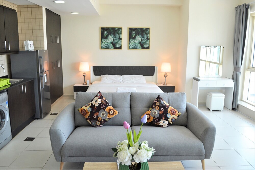 The Royal Oceanic by Ascapes Holiday Homes