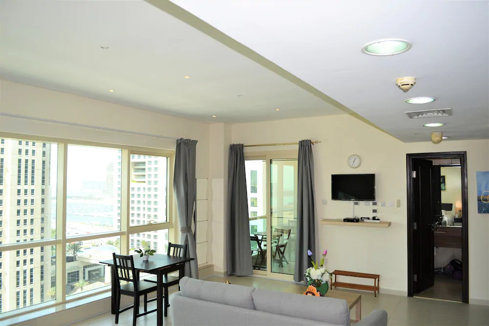 The Royal Oceanic by Ascapes Holiday Homes