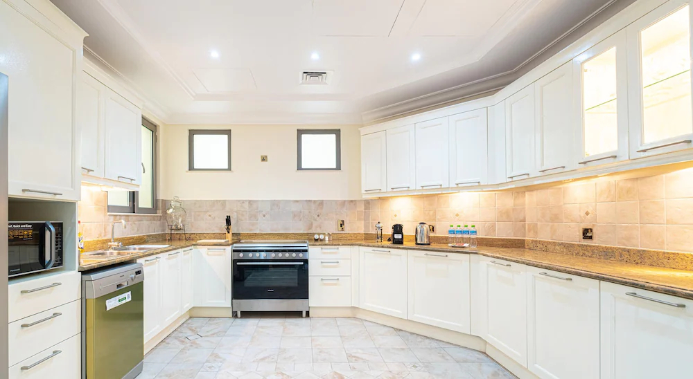 The Palm Jumeirah Villas - Frond E by LUX Holiday Home