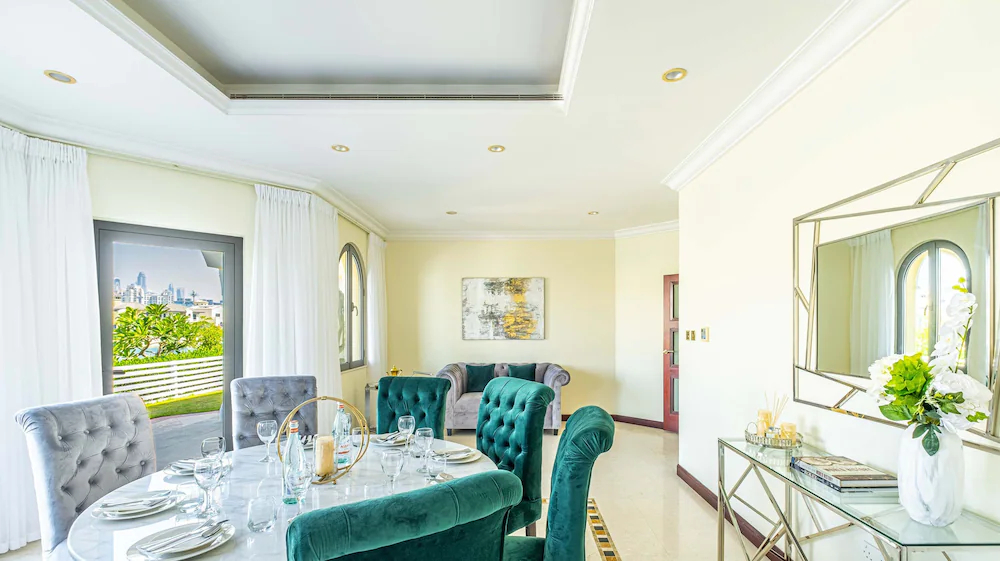 The Palm Jumeirah Villas - Frond E by LUX Holiday Home