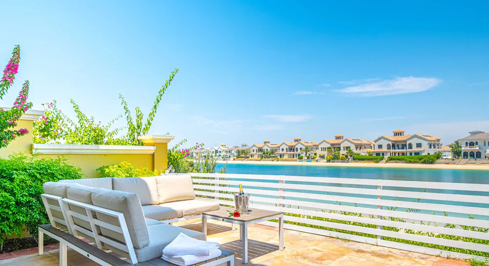 The Palm Jumeirah Villas - Frond E by LUX Holiday Home