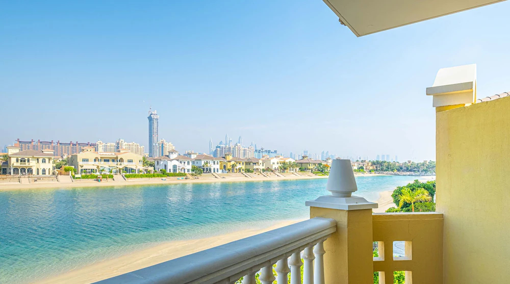 The Palm Jumeirah Villas - Frond E by LUX Holiday Home
