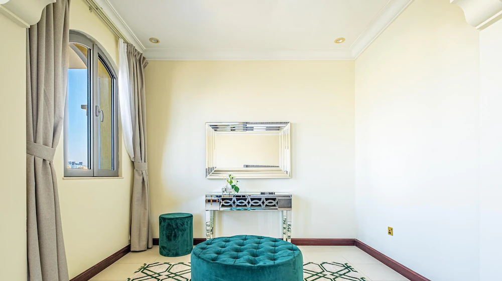 The Palm Jumeirah Villas - Frond E by LUX Holiday Home