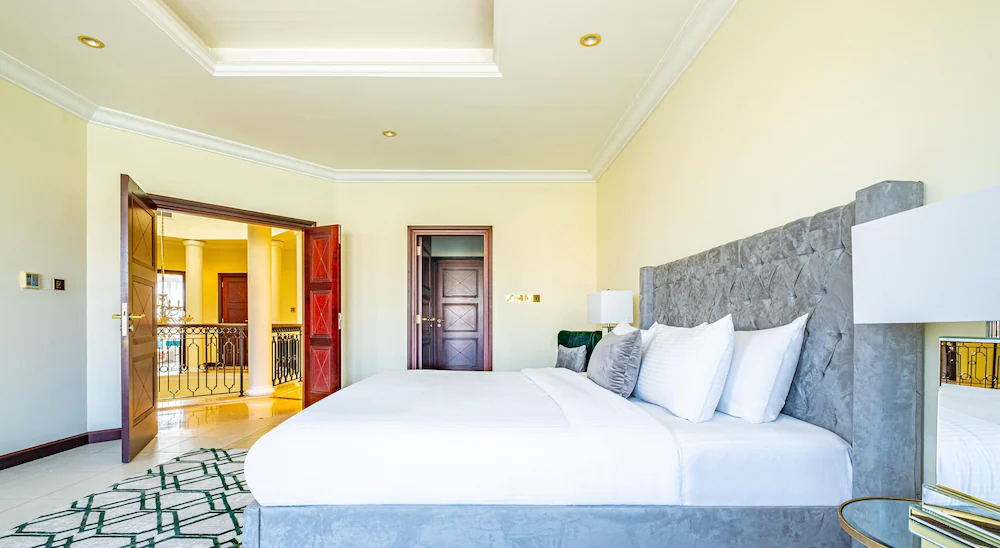 The Palm Jumeirah Villas - Frond E by LUX Holiday Home