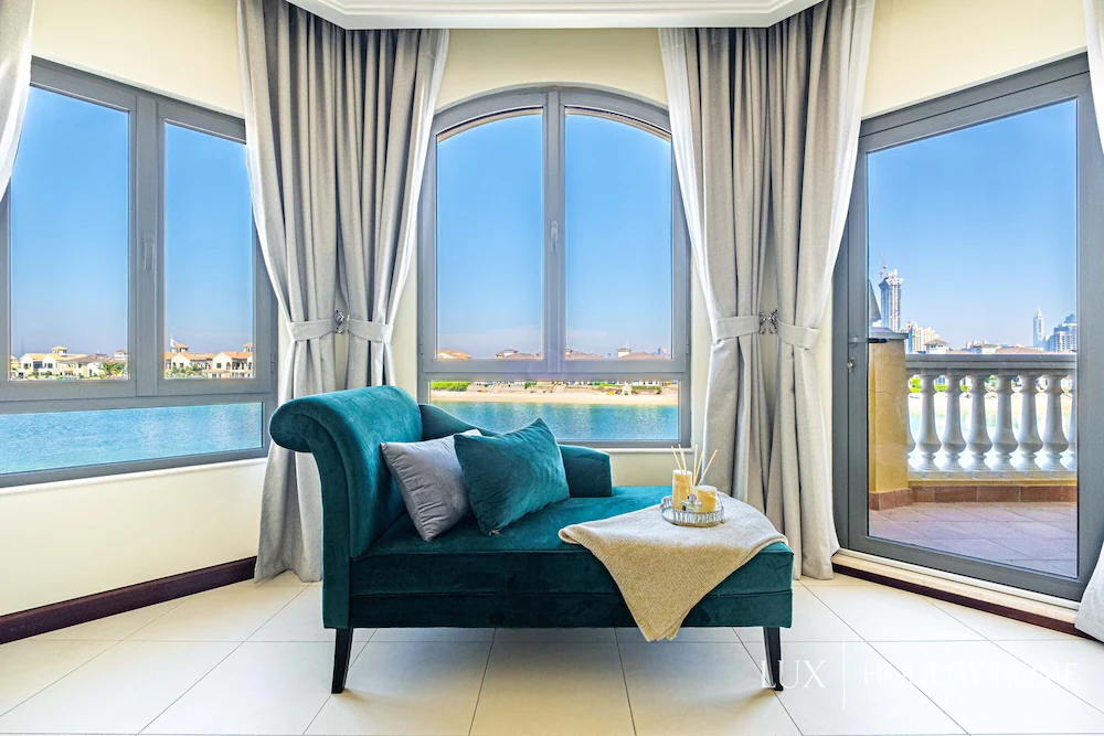 The Palm Jumeirah Villas - Frond E by LUX Holiday Home