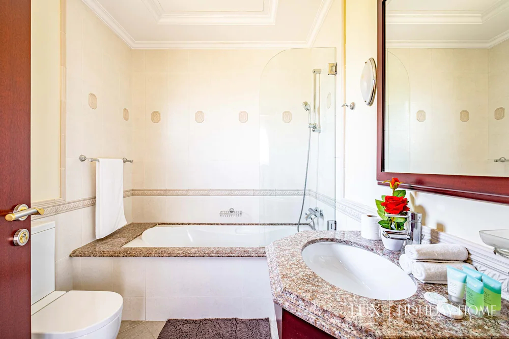 The Palm Jumeirah Villas - Frond E by LUX Holiday Home