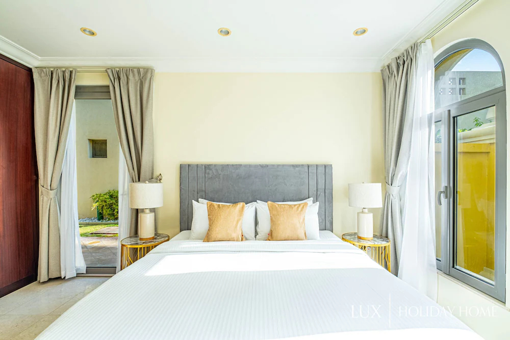 The Palm Jumeirah Villas - Frond E by LUX Holiday Home