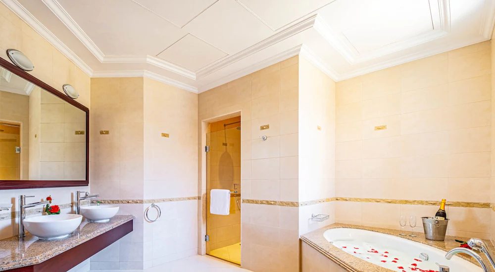 The Palm Jumeirah Villas - Frond E by LUX Holiday Home