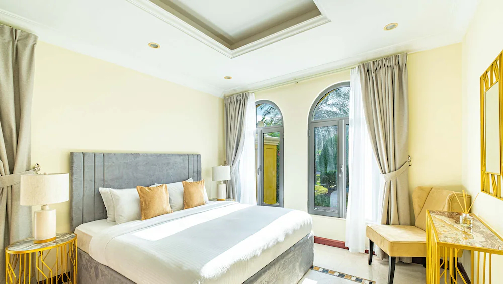 The Palm Jumeirah Villas - Frond E by LUX Holiday Home