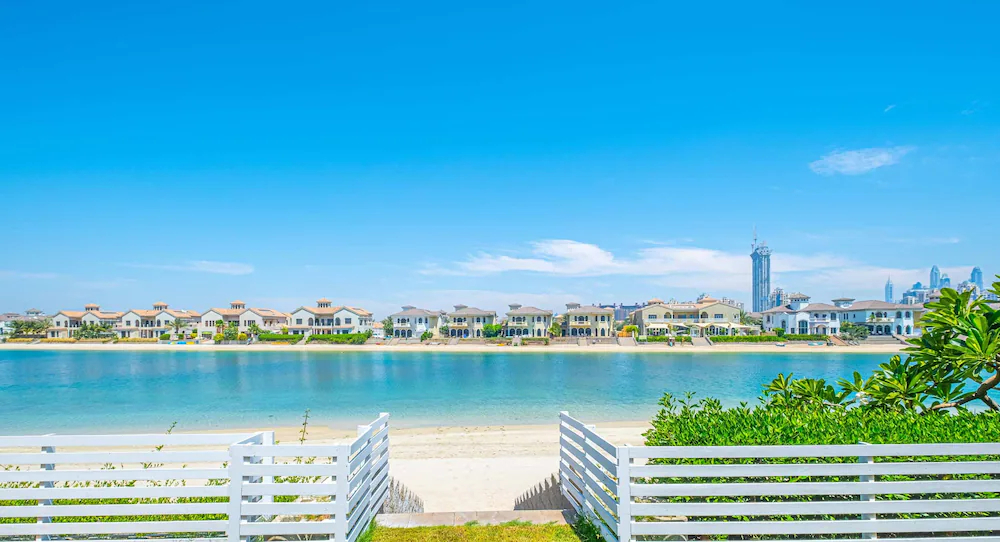 The Palm Jumeirah Villas - Frond E by LUX Holiday Home