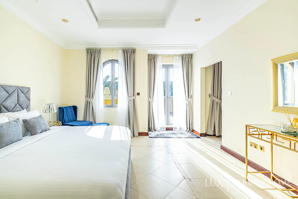 The Palm Jumeirah Villas - Frond E by LUX Holiday Home