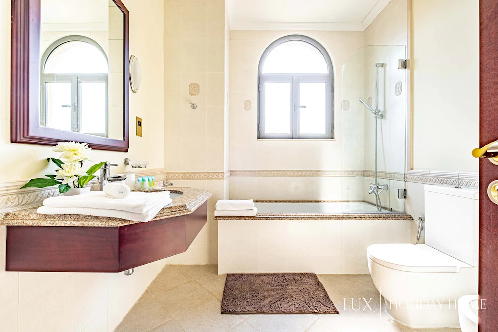 The Palm Jumeirah Villas - Frond E by LUX Holiday Home