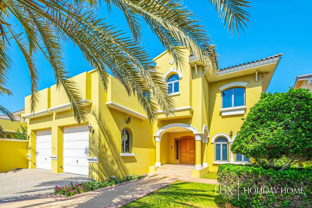 The Palm Jumeirah Villas - Frond E by LUX Holiday Home