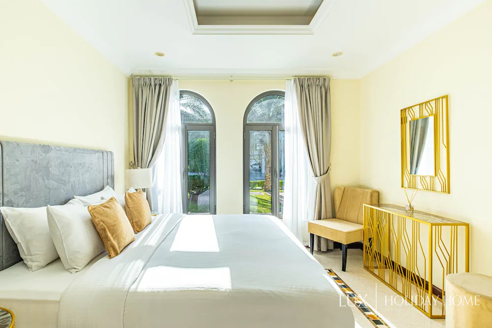 The Palm Jumeirah Villas - Frond E by LUX Holiday Home