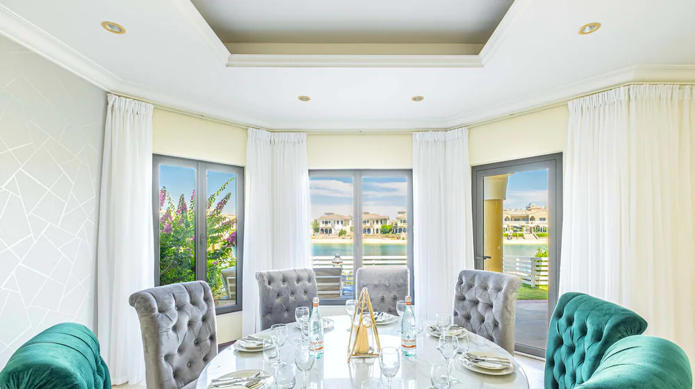 The Palm Jumeirah Villas - Frond E by LUX Holiday Home