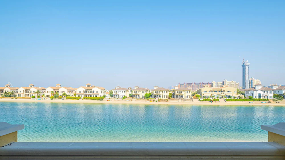 The Palm Jumeirah Villas - Frond E by LUX Holiday Home