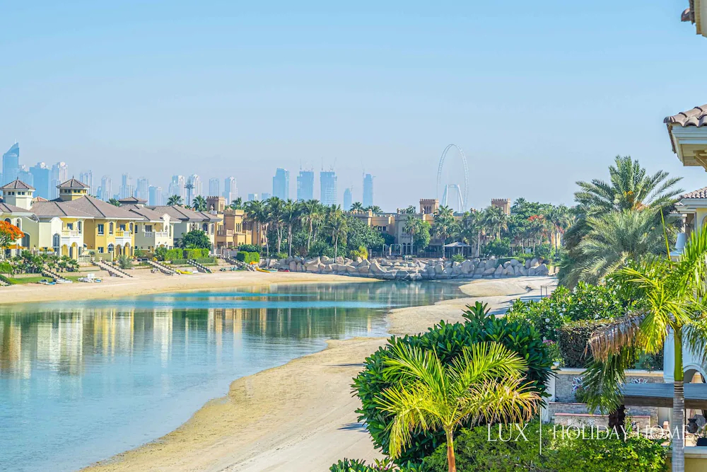 The Palm Jumeirah Villas - Frond E by LUX Holiday Home