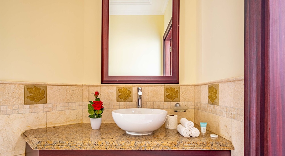 The Palm Jumeirah Villas - Frond E by LUX Holiday Home